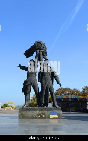 Ein sowjetisches Denkmal für die russisch-ukrainische Freundschaft unter dem Völkerfreundschaftsbogen in Kiew, Ukraine. Stockfoto