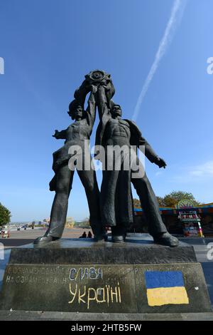 Ein sowjetisches Denkmal für die russisch-ukrainische Freundschaft unter dem Völkerfreundschaftsbogen in Kiew, Ukraine. Stockfoto