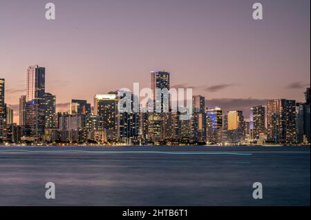 Sonnenuntergang Stadtbild der Innenstadt von Miami, Florida, USA. Lichter der Stadt über dem South Miami Channel. Luxus und Reiseziel. Stockfoto