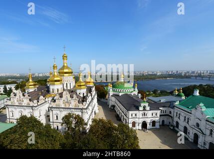 Blick auf die Kathedrale der Dormition vom Glockenturm im Kloster der Höhlen in Kiew, Ukraine. Stockfoto