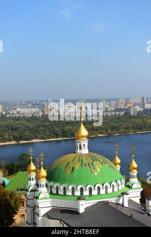 Blick auf die Refektorialkammern mit der Kirche der Heiligen Antonius und Theodosius im Klosterkomplex Lavra in Kiew, Ukraine. Stockfoto