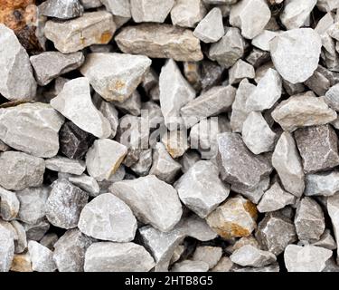 Hintergrund aus Nahaufnahme von Haufen von zerkleinerten Stein Textur. Graue Granitsplitter Stockfoto