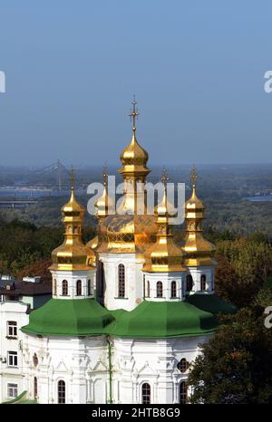 Goldene Kuppeln des Kiewer Pechersker Lavra in Kiew, Ukraine. Stockfoto