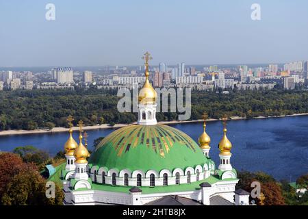Blick auf die Refektorialkammern mit der Kirche der Heiligen Antonius und Theodosius im Klosterkomplex Lavra in Kiew, Ukraine. Stockfoto