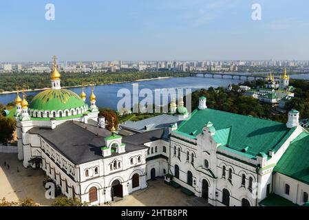 Blick auf die Refektorialkammern mit der Kirche der Heiligen Antonius und Theodosius im Klosterkomplex Lavra in Kiew, Ukraine. Stockfoto