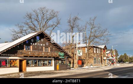 NISSWO, MN - 24 DEC 2021: Hauptstraße an einem Wintermorgen mit Geschäften für Weihnachtsferien im Winter in Minnesota dekoriert. Stockfoto