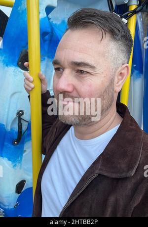 Ein Porträt eines bärtigen, gutaussehenden kaukasischen Mannes mittleren Alters auf der Straße Stockfoto