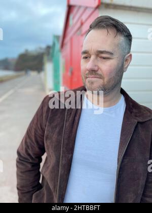 Bärtig schöner kaukasischer Mann mittleren Alters auf der Straße Stockfoto