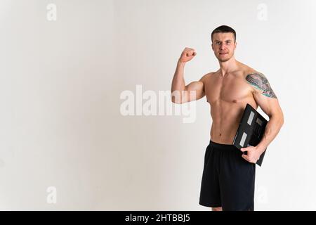 Mann mit Gewichten Gesundheit nachgedacht, Gesundheit und Sport auf weißem Hintergrund Rückenschmerzen Verletzung, krampfkranken Mann Hintergrund Medizin, menschlichen Ausdruck Stockfoto