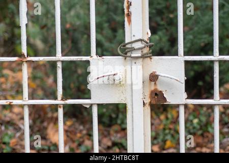 Nahaufnahme eines rostigen weißen Zauns Stockfoto