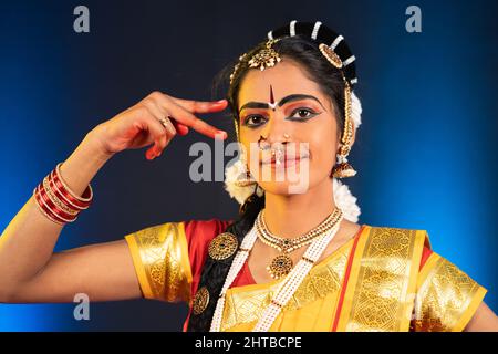 Nahaufnahme der bharatanatyam-Tänzerin, die Augenmomente macht, oder Drishti Bheda, indem sie die Kamera betrachtet - Konzept der indischen Kultur, traditionelle Klassik Stockfoto