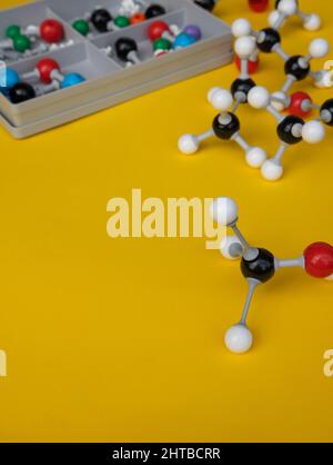 Nahaufnahme von chemischen Molekülmodellen in der Darstellung einiger organischer Moleküle Stockfoto