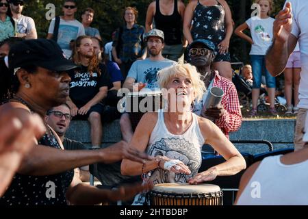 Montreal, Kanada - Juni 2018: Afroamerikanische und kaukasische Frauen spielen Djembe-Trommelbongo in Tam-Tams oder im Mount Royal Park, Montreal, Kanada. Stockfoto