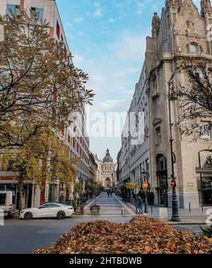 Eine schöne Aussicht Zrinyi Straße, die zur St. Stephens Basilika führt, gegen einen blauen Himmel an einem sonnigen Tag in Budapest, Ungarn. Stockfoto