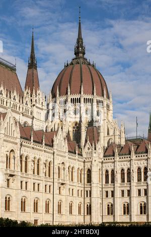 Vertikale Aufnahme des Sitzes der ungarischen Parlamentsgebäude. Stockfoto