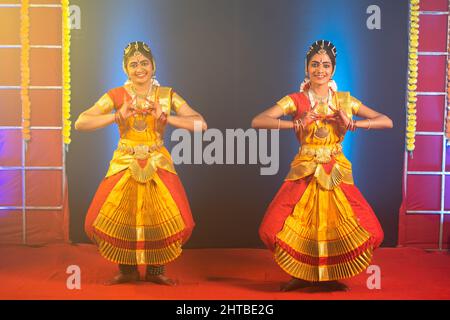 Traditionelle junge Bharathnatyam-Tänzer treten auf der Bühne auf - Konzept der indischen Kultur und professionelle klassische Tänzer. Stockfoto