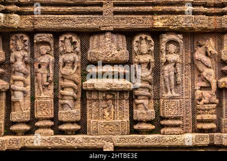 Nahaufnahme von Details von religiösen Schnitzereien, die auf dem alten Sonnentempel in Konark, Orissa, Indien schmücken Stockfoto