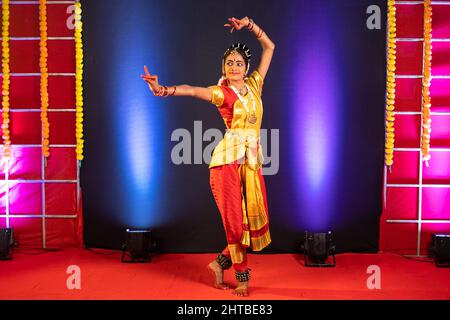 Eine vollständige Aufnahme der Bharatnatyam-Tänzerin, die auf der Bühne auftrat - mit einem professionellen Künstler, traditionellem indischen Tanz und Kultur vertraut Stockfoto