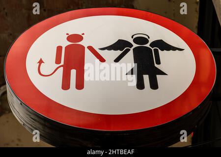 Runde Teufel und Engel Straßenschild im Freien Stockfoto