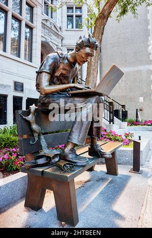 Juni, 2018 - Montreal, Kanada: Statue der McGill-Universität, die auf einer Bank sitzt und einen Laptop-pc in der Sherbrooke Street in Montreal, Quebec, verwendet Stockfoto