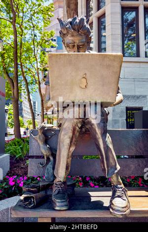 Juni, 2018 - Montreal, Kanada: Statue der McGill-Universität, die auf einer Bank sitzt und einen Laptop-pc in der Sherbrooke Street in Montreal, Quebec, verwendet Stockfoto