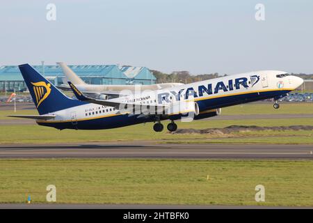 Ei-DLK, eine Boeing 737-8AS der Billigfluggesellschaft Ryanair, am Prestwick International Airport in Ayrshire, Schottland. Stockfoto