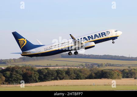 Ei-DLK, eine Boeing 737-8AS der Billigfluggesellschaft Ryanair, am Prestwick International Airport in Ayrshire, Schottland. Stockfoto