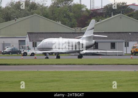 N510CT, ein Privatunternehmen von Dassault Falcon 2000EX, am Prestwick International Airport in Ayrshire, Schottland. Stockfoto