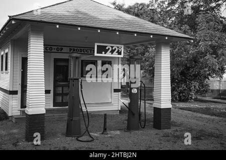 Graustufen einer alten Tankstelle im Sioux Center Stockfoto