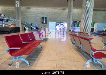 13-02-2022. tel aviv-israel. Der Warteraum am Flughafen Ben Gurion in Israel ist voller Menschen Stockfoto