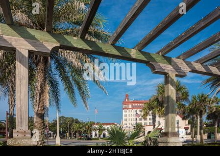 Blick auf Old City St. Augustine, Florida, und Constitution Plaza entlang der Florida A1A von der Matanzas Bay Waterfront neben der Bridge of Lions. (USA) Stockfoto