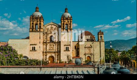 Panoramablick auf den Santo Domingo de Guzman Tempel von einer Dachterrasse in Oaxaca, Mexiko Stockfoto