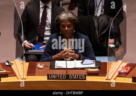 New York, Usa. 27.. Februar 2022. US-Botschafterin Linda Thomas-Greenfield spricht während der Sitzung des Sicherheitsrates und stimmt im UN-Hauptquartier über eine Resolution zur russischen Aggression gegen die Ukraine ab. 11 Mitglieder des Sicherheitsrats stimmten für die Annahme der Resolution, 3 Mitglieder (VAE, Indien, China) enthielten sich der Stimme und Russland stimmte gegen die Resolution. (Foto von Lev Radin/Pacific Press) Quelle: Pacific Press Media Production Corp./Alamy Live News Stockfoto