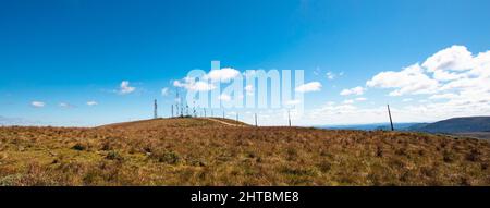 Schöne Aussicht auf einen blauen Himmel und Hügel mit Telekommunikationsantennen Stockfoto