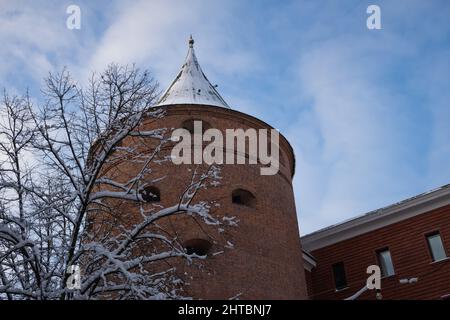 Verschneites Dach des Pulverturms in Riga, Lettland Stockfoto