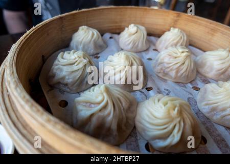 Nahaufnahme von xiao Long bao in einem Dampfkorb in einem Restaurant Stockfoto