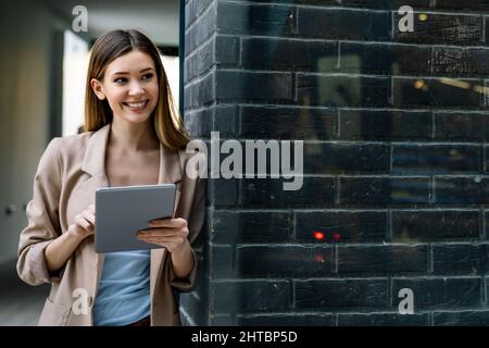 Porträt einer erfolgreichen Frau mit einem digitalen Tablet im urbanen Hintergrund. Business People-Konzept Stockfoto