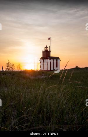 Vertikale Aufnahme des Holland Harbor Lighthouse während des Sonnenuntergangs in Michigan Stockfoto