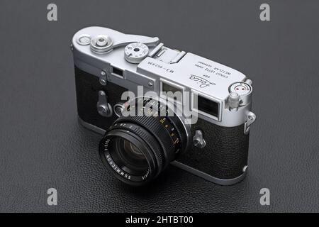 Kagawa, Japan - 27. Februar 2022: Leica M3 Entfernungsmesserkamera mit Leitz 50mm F2 Summicron M-Mount Objektiv. Klassisches Objektivkonzept mit Vintage-Sammlerstücken. Stockfoto