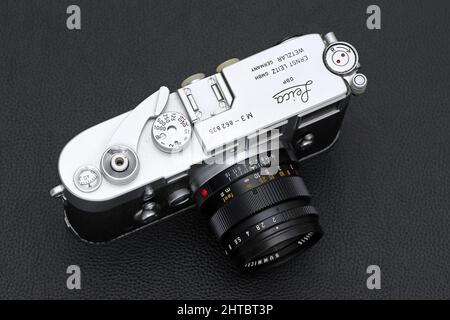 Kagawa, Japan - 27. Februar 2022: Leica M3 Entfernungsmesserkamera mit Leitz 50mm F2 Summicron M-Mount Objektiv. Klassisches Objektivkonzept mit Vintage-Sammlerstücken. Stockfoto