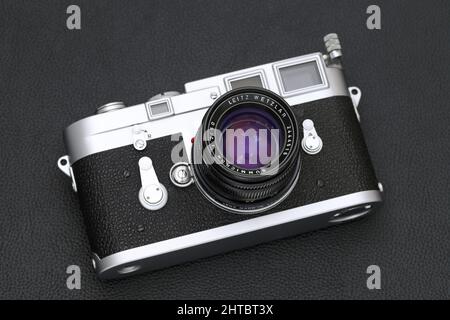 Kagawa, Japan - 27. Februar 2022: Leica M3 Entfernungsmesserkamera mit Leitz 50mm F2 Summicron M-Mount Objektiv. Klassisches Objektivkonzept mit Vintage-Sammlerstücken. Stockfoto