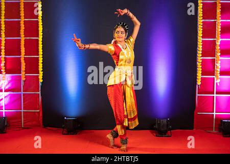 Eine vollständige Aufnahme der Bharatnatyam-Tänzerin, die auf der Bühne auftrat - mit einem professionellen Künstler, traditionellem indischen Tanz und Kultur vertraut Stockfoto