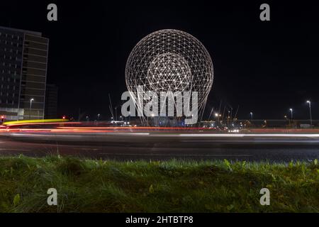 Nahaufnahme der berühmten Kunstinstallation von Wolfgang Buttress, bekannt als die Kugeln auf den Wasserfällen Stockfoto