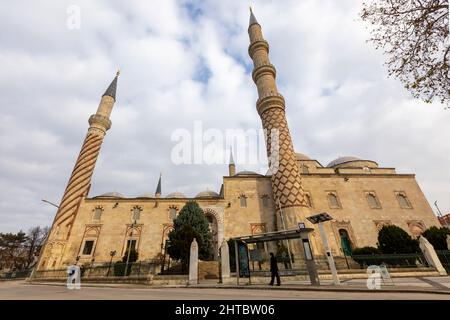 EDIRNE, TÜRKEI, 22. DEZEMBER 2018: Außenansicht der UC Serefeli Moschee Moschee im Zentrum der Stadt Edirne, Ostthrakien, Türkei Stockfoto