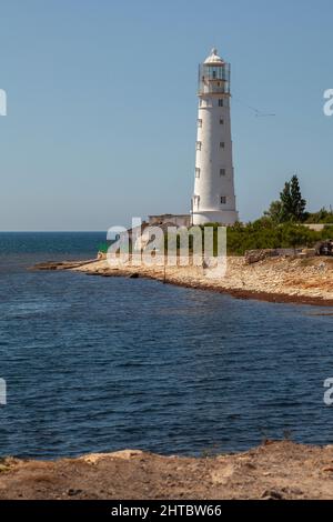 Der Leuchtturm Tarchankut an der Küste der Krim. Stockfoto