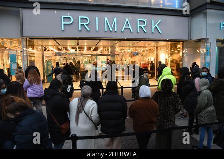 Foto vom 12/04/21 von Käufern am frühen Morgen, die vor Primark, Birmingham, Schlange stehen und auf die Wiedereröffnung des Geschäfts warten. Die Verkäufe von Primark sollen in den letzten sechs Monaten um 60 % gestiegen sein, da die Muttergesellschaft Associated British Foods (ABF) die Erholung des Modegeschäfts begrüßte. Ausgabedatum: Montag, 28. Februar 2022. Stockfoto