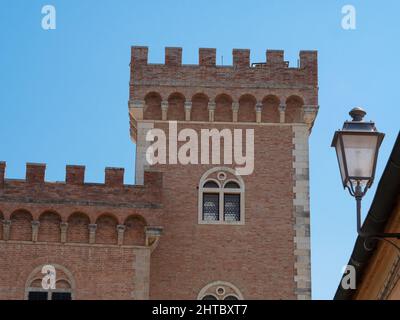 Umkämpfter Turm der mittelalterlichen Burg am Eingang zum Dorf Bolgheri. Stockfoto