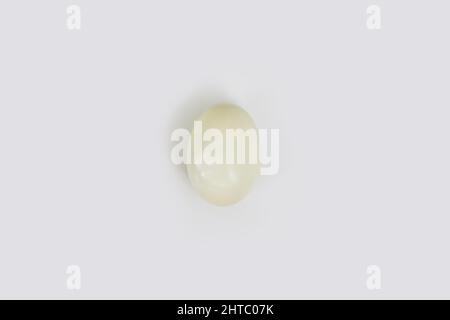 Draufsicht auf ein gekochtes Ei auf einer Küchenablage Stockfoto