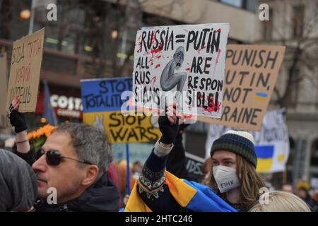 Demonstration gegen russische Invasion in die Ukraine auf dem Wenzelsplatz in Prag, Tschechische Republik, 27. Februar 2022, inszeniert von Million Moments for Stockfoto