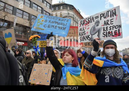 Demonstration gegen russische Invasion in die Ukraine auf dem Wenzelsplatz in Prag, Tschechische Republik, 27. Februar 2022, inszeniert von Million Moments for Stockfoto
